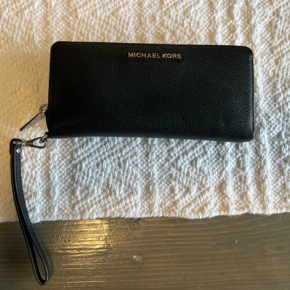 Michael Kors wallet - Picture 1 of 3
